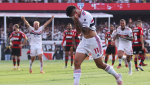 Nestor se emociona após marcar o gol de empate do São Paulo contra o Flamengo