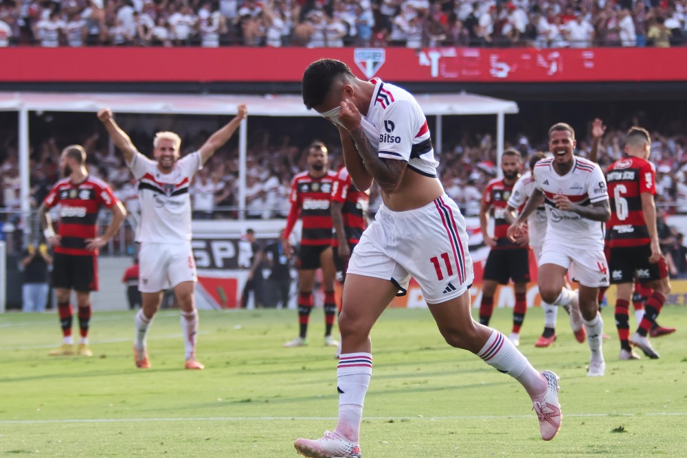 Nestor se emociona após marcar o gol de empate do São Paulo contra o Flamengo