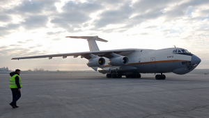 Uma imagem divulgada pela Agência de Notícias Árabe Síria (SANA) mostra uma aeronave transportando pacotes de ajuda humanitária fornecidos pelos Emirados Árabes Unidos (EAU) para as vítimas do terremoto de 6 de fevereiro chegando ao Aeroporto Internacional de Aleppo
