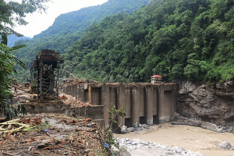 Transbordamento de lago glacial deixa ao menos 56 mortos na Índia