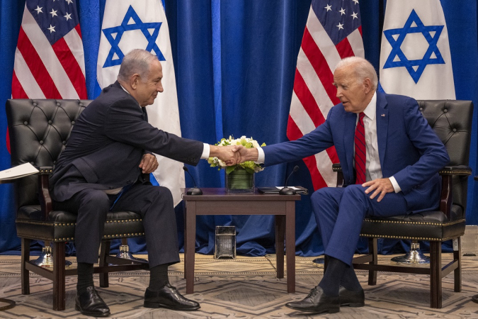 Joe Biden, presidente dos EUA, e Netanyahu Benjamin, primeiro-ministro de Israel, se cumprimentam