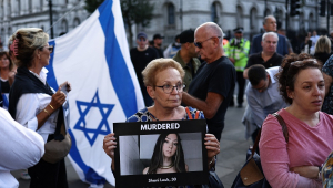 Manifestante segura uma imagem da mulher germano-israelense Shani Louk, enquanto ela participa de uma 'Vigília por Israel'