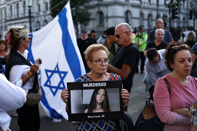 Manifestante segura uma imagem da mulher germano-israelense Shani Louk, enquanto ela participa de uma 'Vigília por Israel'