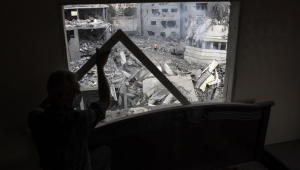 Um palestino inspeciona os danos às suas casas após os ataques israelenses à Cidade de Gaza