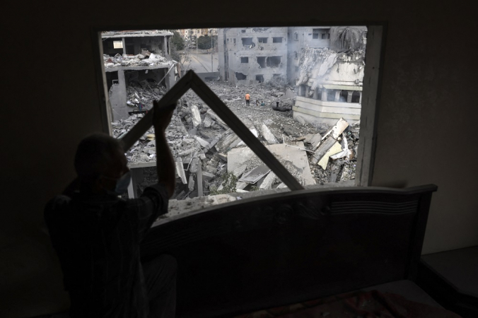 Um palestino inspeciona os danos às suas casas após os ataques israelenses à Cidade de Gaza