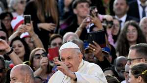 O Papa Francisco chega para conduzir sua audiência geral semanal na Praça de São Pedro,