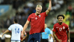 O atacante nº 09 da Noruega, Erling Braut Haaland, comemora o gol de 2 a 0 durante a partida de qualificação do grupo A