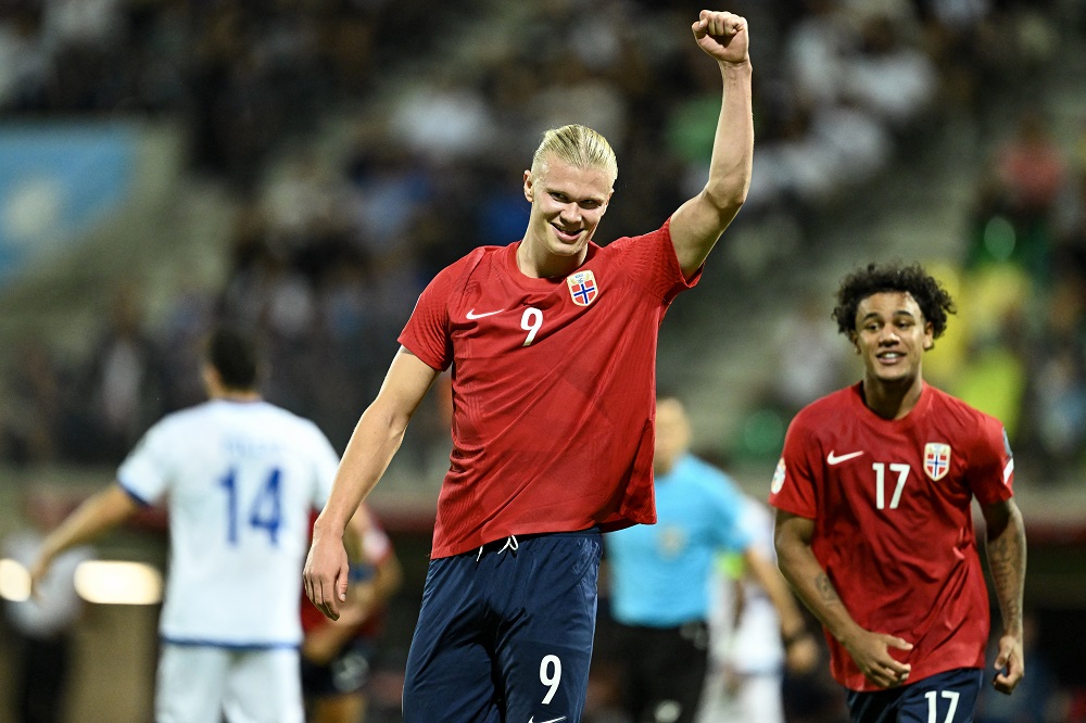 O atacante nº 09 da Noruega, Erling Braut Haaland, comemora o gol de 2 a 0 durante a partida de qualificação do grupo A