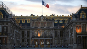 Guarda Republicana Francesa está em posição de sentido no Palácio de Versalhes antes de um banquete de estado, a oeste de Paris