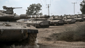 Os tanques de batalha Merkava do exército israelense são posicionados ao longo da fronteira com a Faixa de Gaza