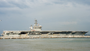 porta-aviões da classe Nimitz USS Dwight D. Eisenhower (CVN 69) (Ike) sai da Estação Naval de Norfolk