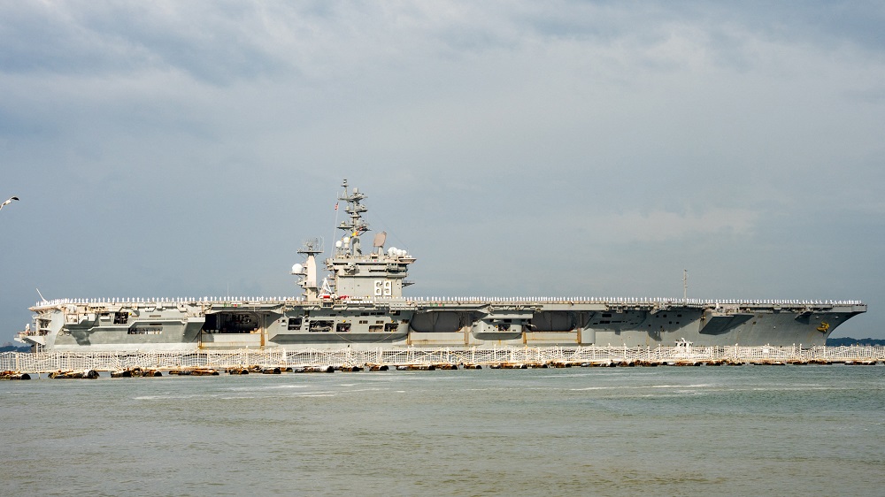 porta-aviões da classe Nimitz USS Dwight D. Eisenhower (CVN 69) (Ike) sai da Estação Naval de Norfolk