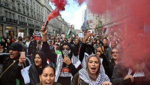 Os manifestantes soltam latas de fumaça caminhando pela Regent Street enquanto participam de uma 'Marcha pela Palestina',