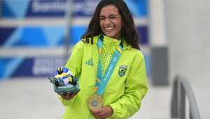 A brasileira Rayssa Leal sorri após conquistar a medalha de ouro na final do skate street feminino dos Jogos Pan-Americanos Santiago
