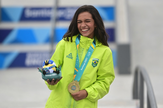 A brasileira Rayssa Leal sorri após conquistar a medalha de ouro na final do skate street feminino dos Jogos Pan-Americanos Santiago