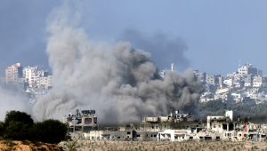 Uma foto tirada da cidade de Sderot, no sul de Israel, mostra a fumaça subindo durante o bombardeio israelense na Faixa de Gaza