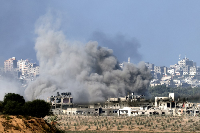 Uma foto tirada da cidade de Sderot, no sul de Israel, mostra a fumaça subindo durante o bombardeio israelense na Faixa de Gaza