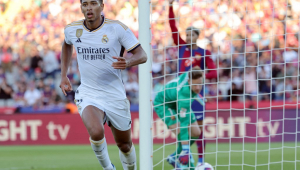 Jogador comemora gol marcado contra o Barcelona