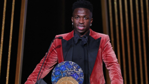 Vinicius Junior ganhou o Prêmio Sócrates durante a cerimônia Bola de Ouro