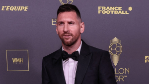 Lionel Messi posa para foto durante cerimônia da Bola de Ouro de 2023