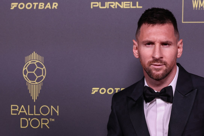 Lionel Messi posa para foto durante cerimônia da Bola de Ouro de 2023
