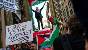 Apoiadores da Palestina participam de uma manifestação na Times Square para condenar os recentes