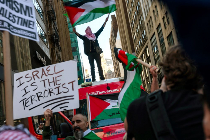 Apoiadores da Palestina participam de uma manifestação na Times Square para condenar os recentes