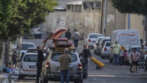 Moradores da Cidade de Gaza carregam um carro com seus pertences no início da evacuação após um alerta israelense sobre o aumento das operações militares