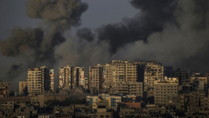 A fumaça sobe de uma explosão depois que foguetes foram lançados da costa da Faixa de Gaza