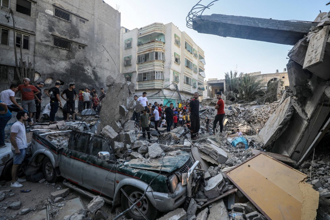 Palestinos inspecionam os danos ao redor da Igreja Ortodoxa Grega de Santo Porfírio após um ataque aéreo noturno em Gaza