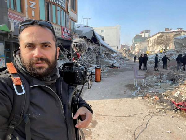 O jornalista da Reuters, Issam Abdallah, tira uma selfie enquanto trabalhava em Maras, Turquia, em 11 de fevereiro de 2023