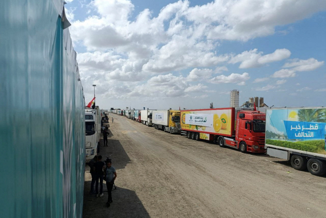 Caminhões aguardam abertura da passagem de Rafah