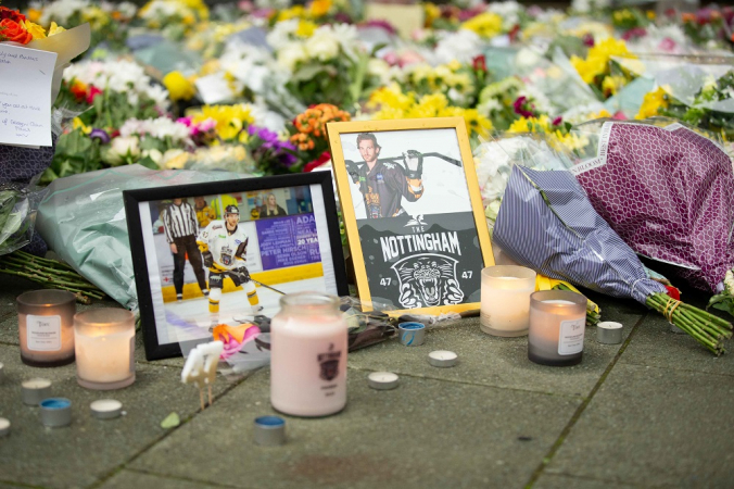 memorial para o jogador de hóquei no gelo Adam Johnson fora da Motorpoint Arena em Nottingham