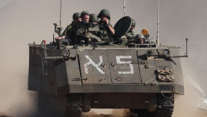 Soldados israelenses patrulham ao longo da fronteira com o sul de Gaza