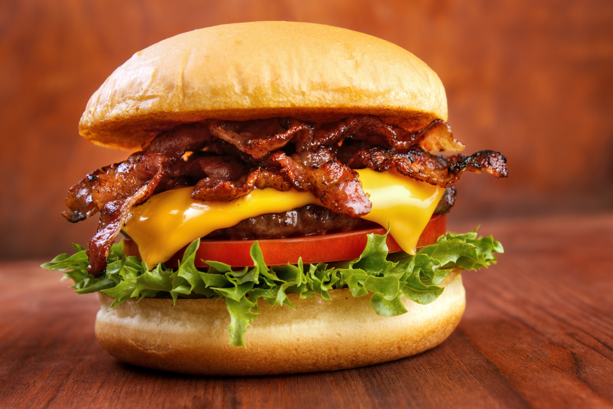 Hambúrguer de picanha com bacon 