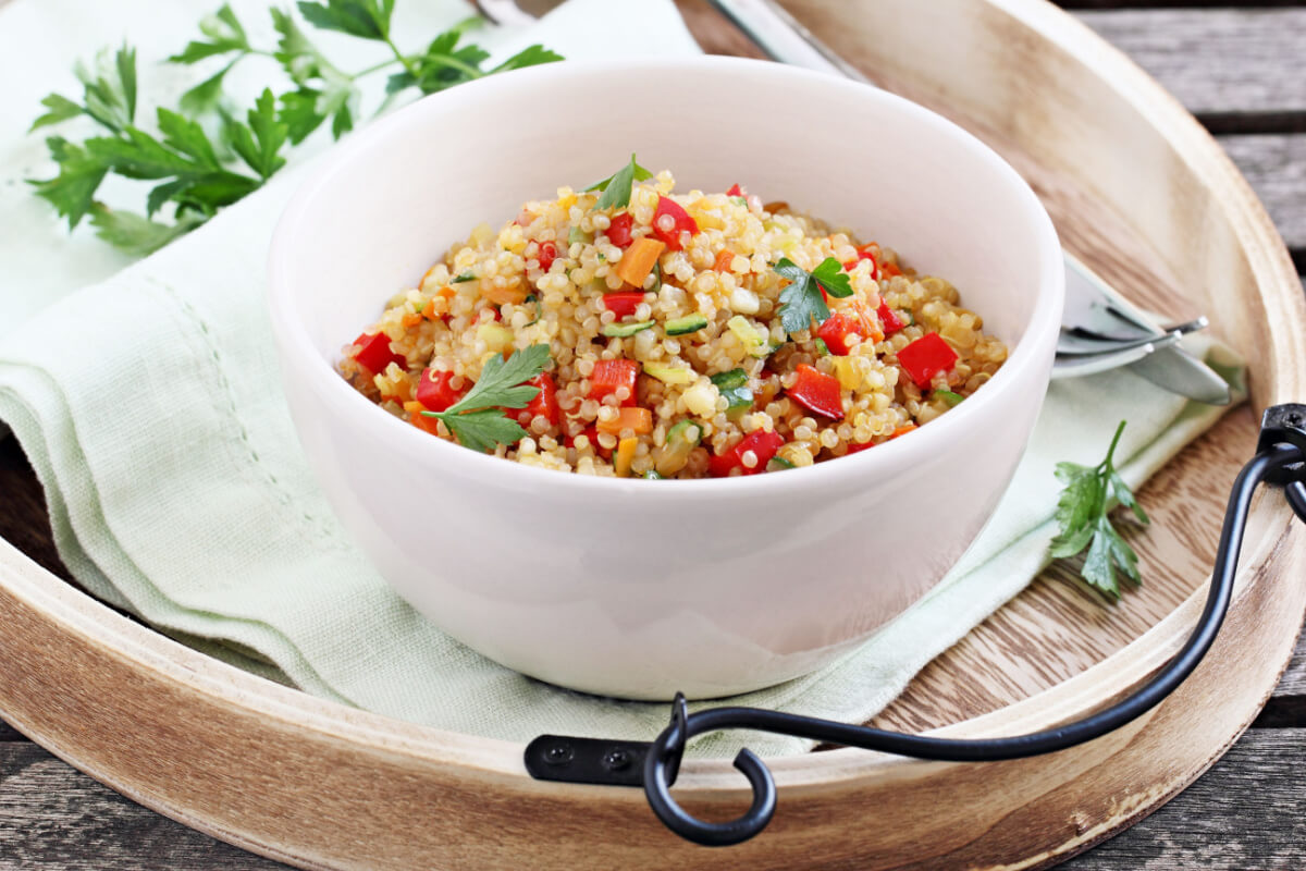 Salada de quinoa com legumes 