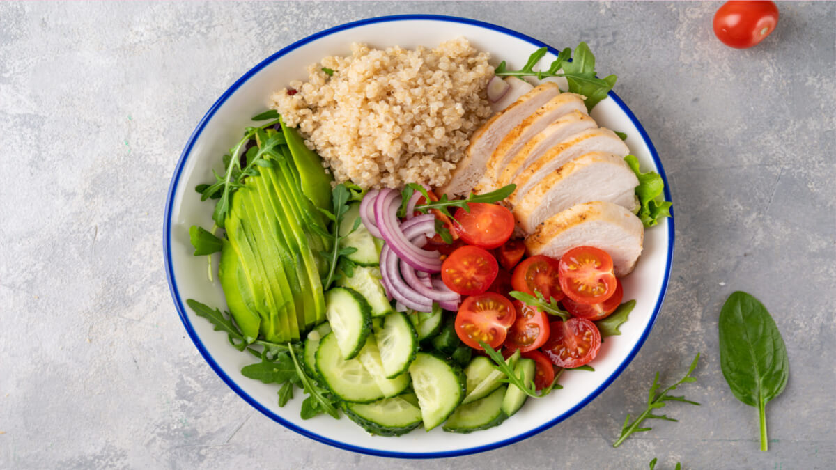 Salada de frango com abacate e quinoa 