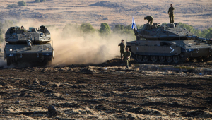 Soldados israelenses com tanques 'Merkava' das FDI perto da fronteira com o Líbano, na Alta Galiléia