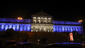 Parlamento português é iluminado com as cores da bandeira israelita