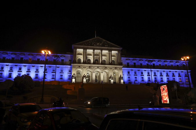 Parlamento português é iluminado com as cores da bandeira israelita