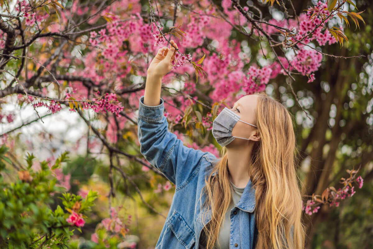 Pólen das flores e gramíneas podem causar alergias durante a estação 