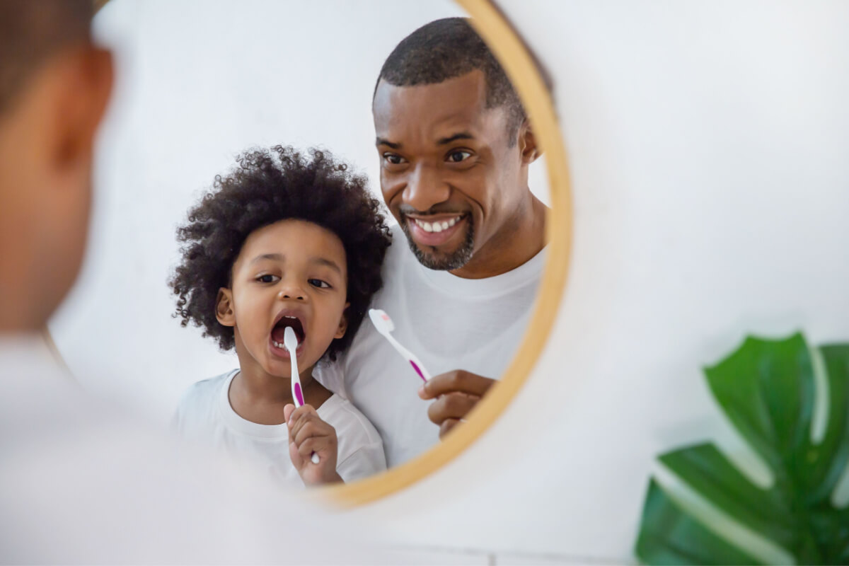 É importante iniciar a escovação desde cedo para criar um hábito saudável de higiene bucal 