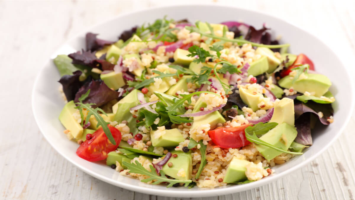 Salada de quinoa com abacate e tomate 