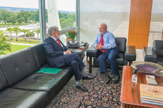 Velso Amorim e Lula conversam em uma sala reservada