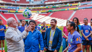 Lula bate bola com seleção feminina no Mané Garrincha
