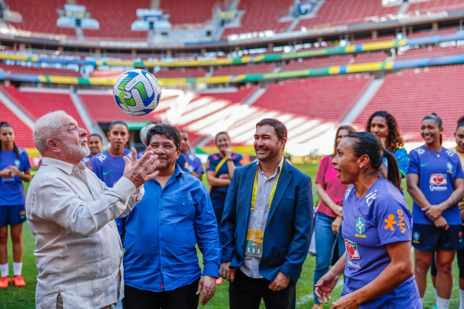 Lula bate bola com seleção feminina no Mané Garrincha