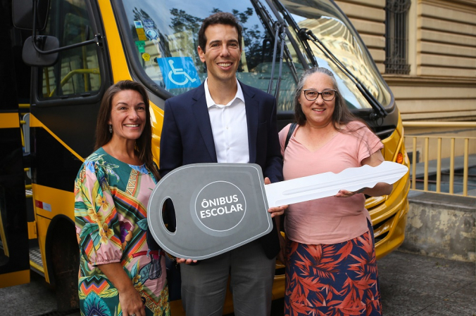 Renato Feder, secretário de Educação de São Paulo, participa da entrega de ônibus escolares para a rede estadual de ensino