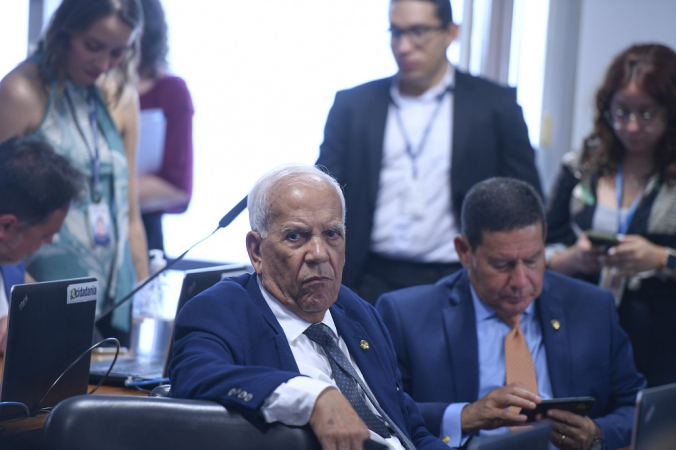 Os senadores Oriovisto Guimarães e Hamiltron Mourão na CCJ