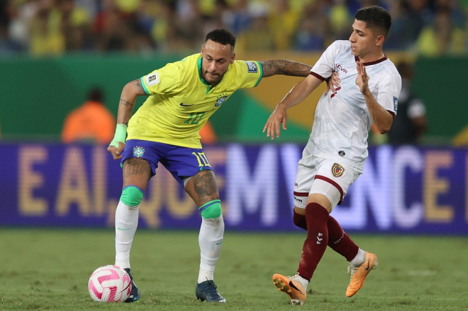 Neymar disputa bola com venezuelano na Arena Pantanal