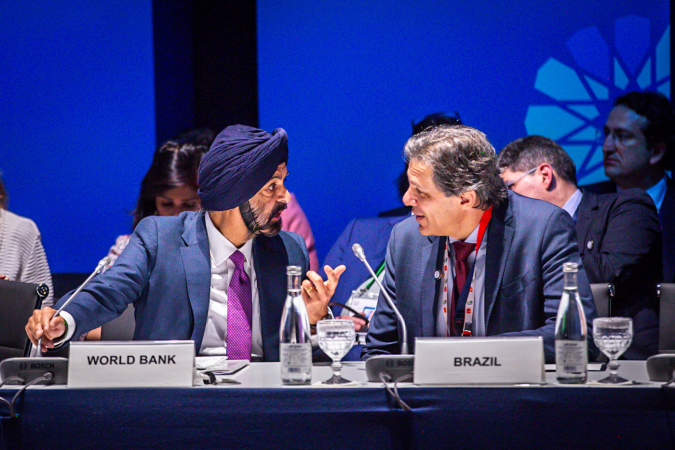 Ministro Fernando Haddad em conversa com Ajay Banga, presidente do Banco Mundial